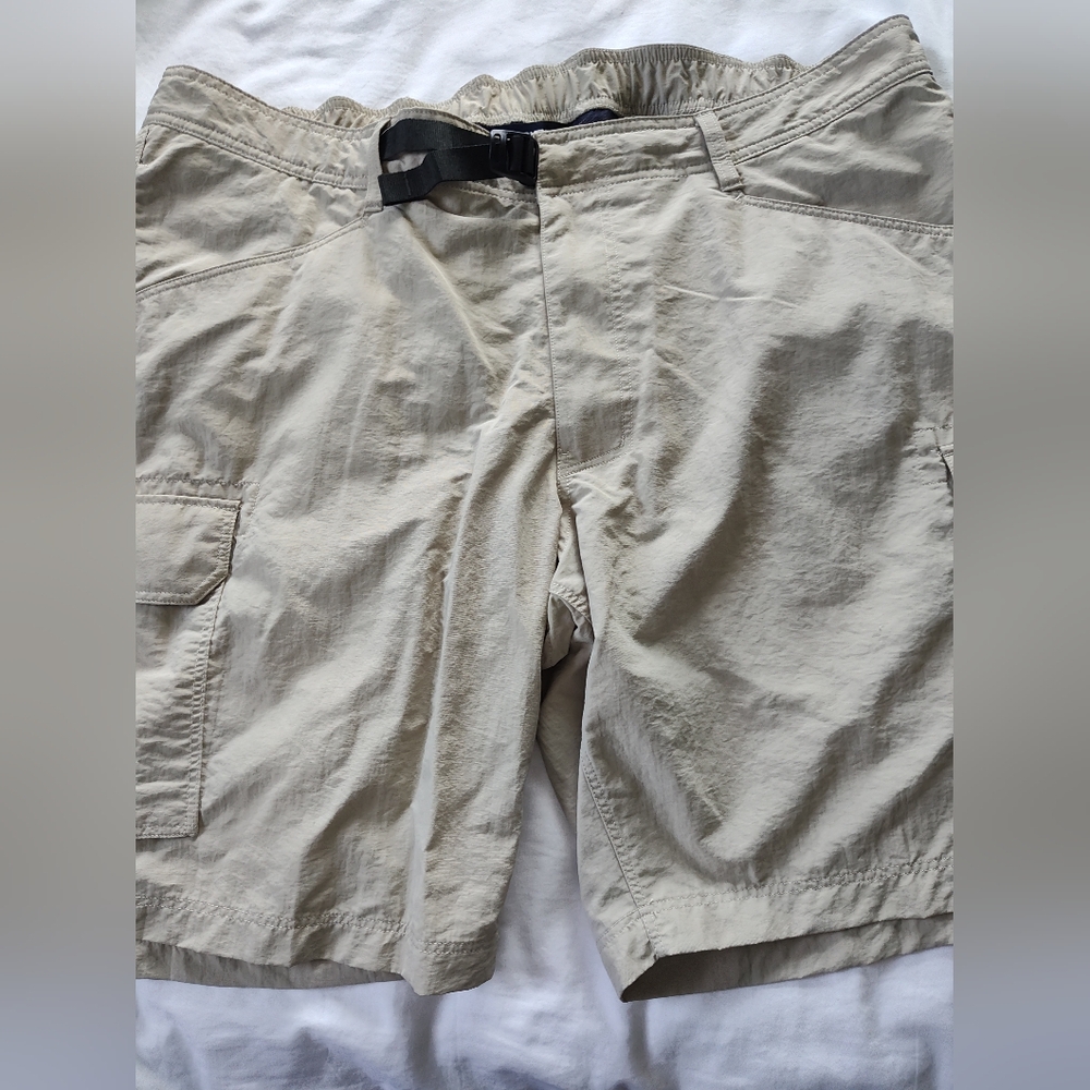 Lands' End Men's Khaki Cargo Shorts.  Size XL (40-42) Snap/Zip Closure.
